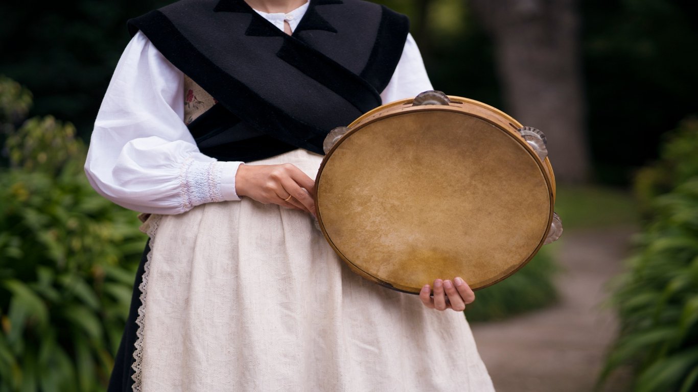 Learning Iranian Traditional Instruments at Navasaz Academy