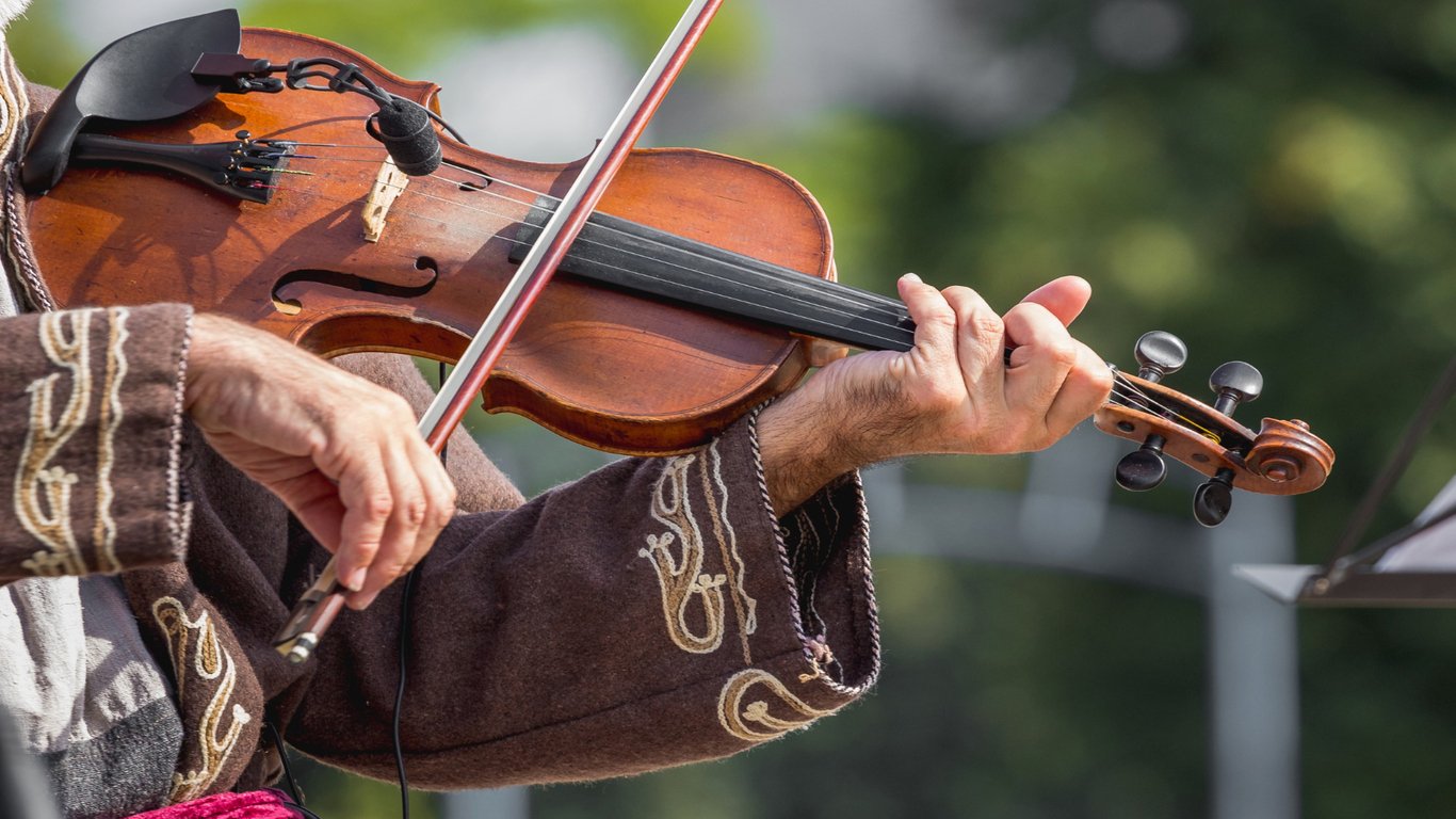 Iranian Music: Traditional and Modern Extremes